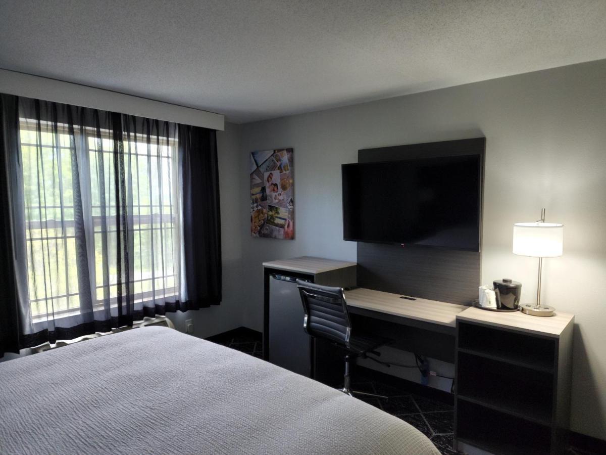 La Quinta Inn & Suites By Wyndham بحيرة جورج المظهر الخارجي الصورة
