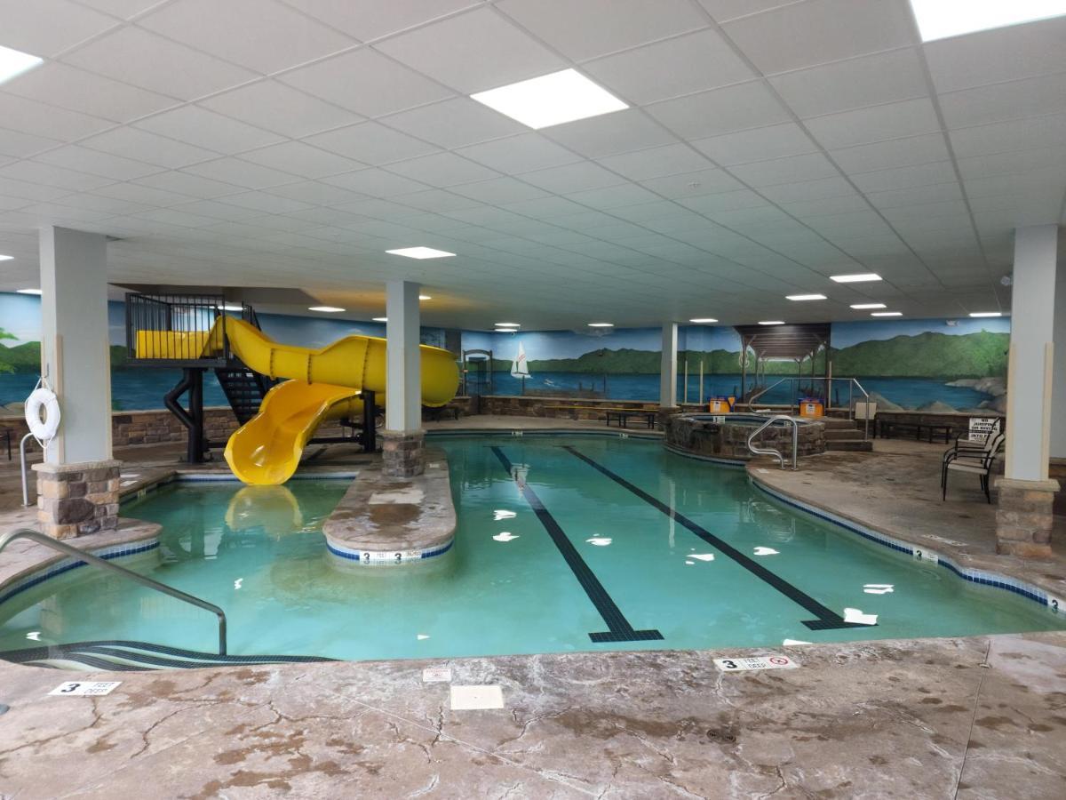 La Quinta Inn & Suites By Wyndham بحيرة جورج المظهر الخارجي الصورة