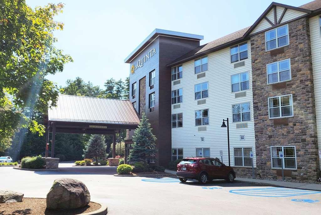 La Quinta Inn & Suites By Wyndham بحيرة جورج المظهر الخارجي الصورة