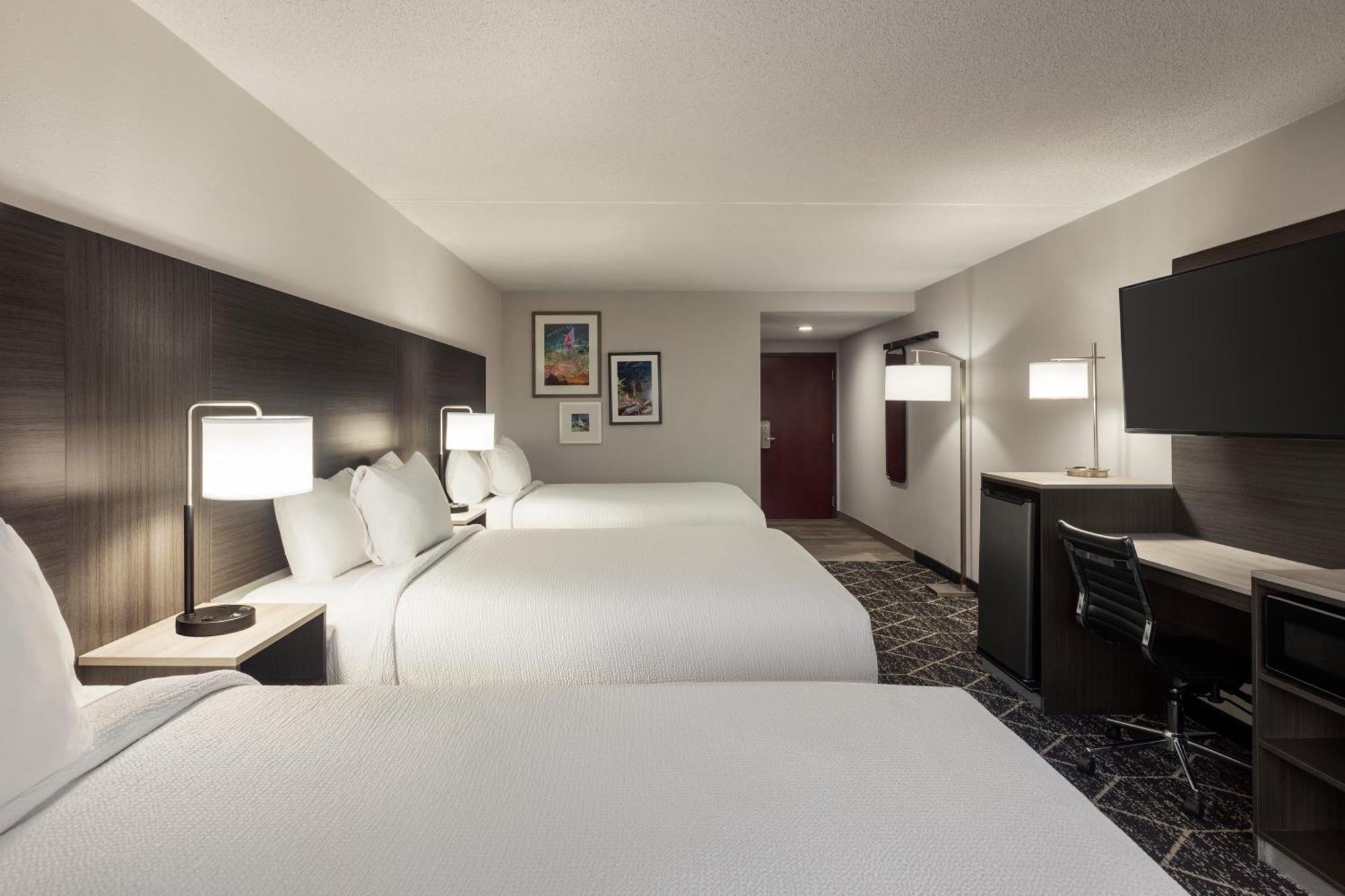 La Quinta Inn & Suites By Wyndham بحيرة جورج المظهر الخارجي الصورة