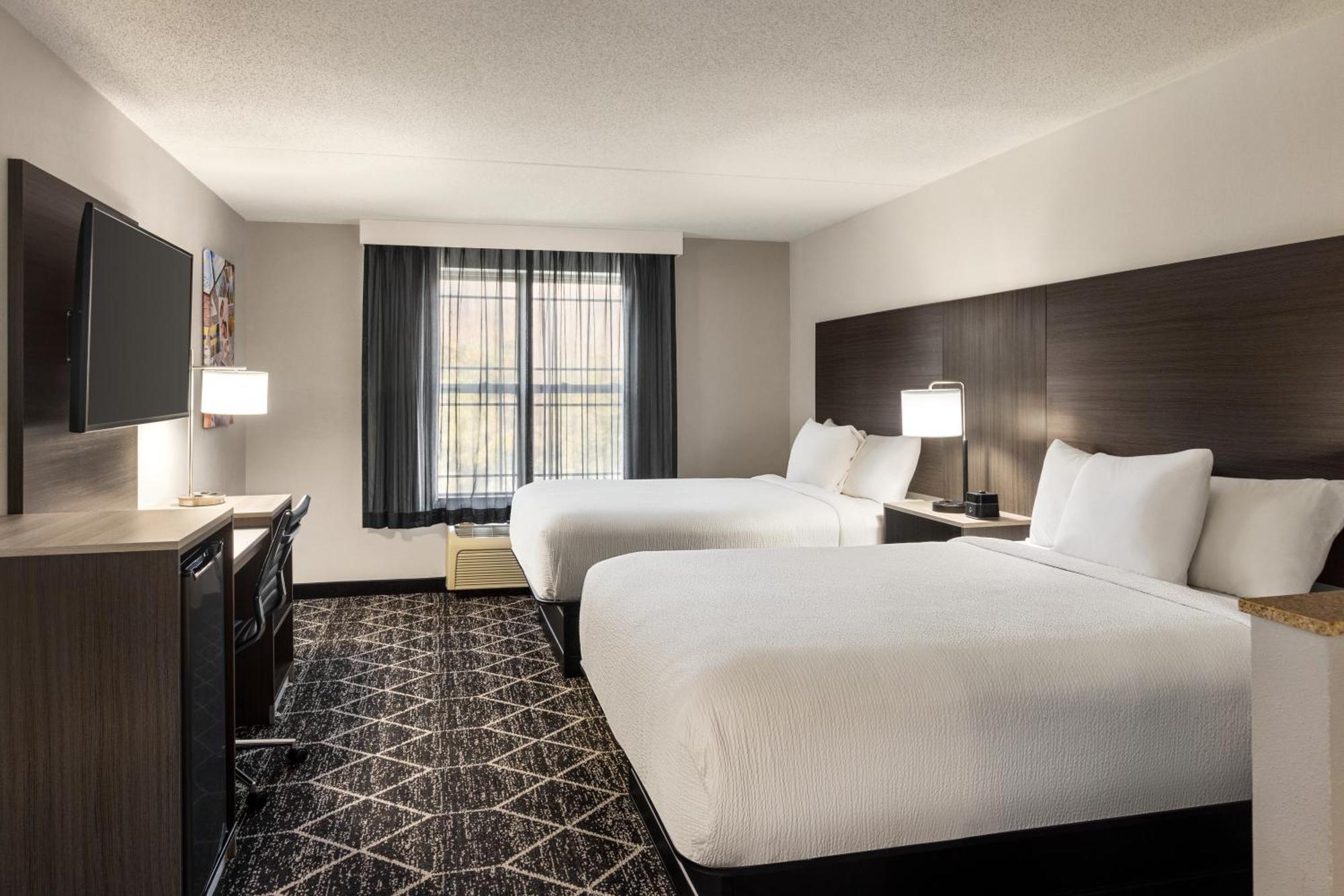 La Quinta Inn & Suites By Wyndham بحيرة جورج المظهر الخارجي الصورة