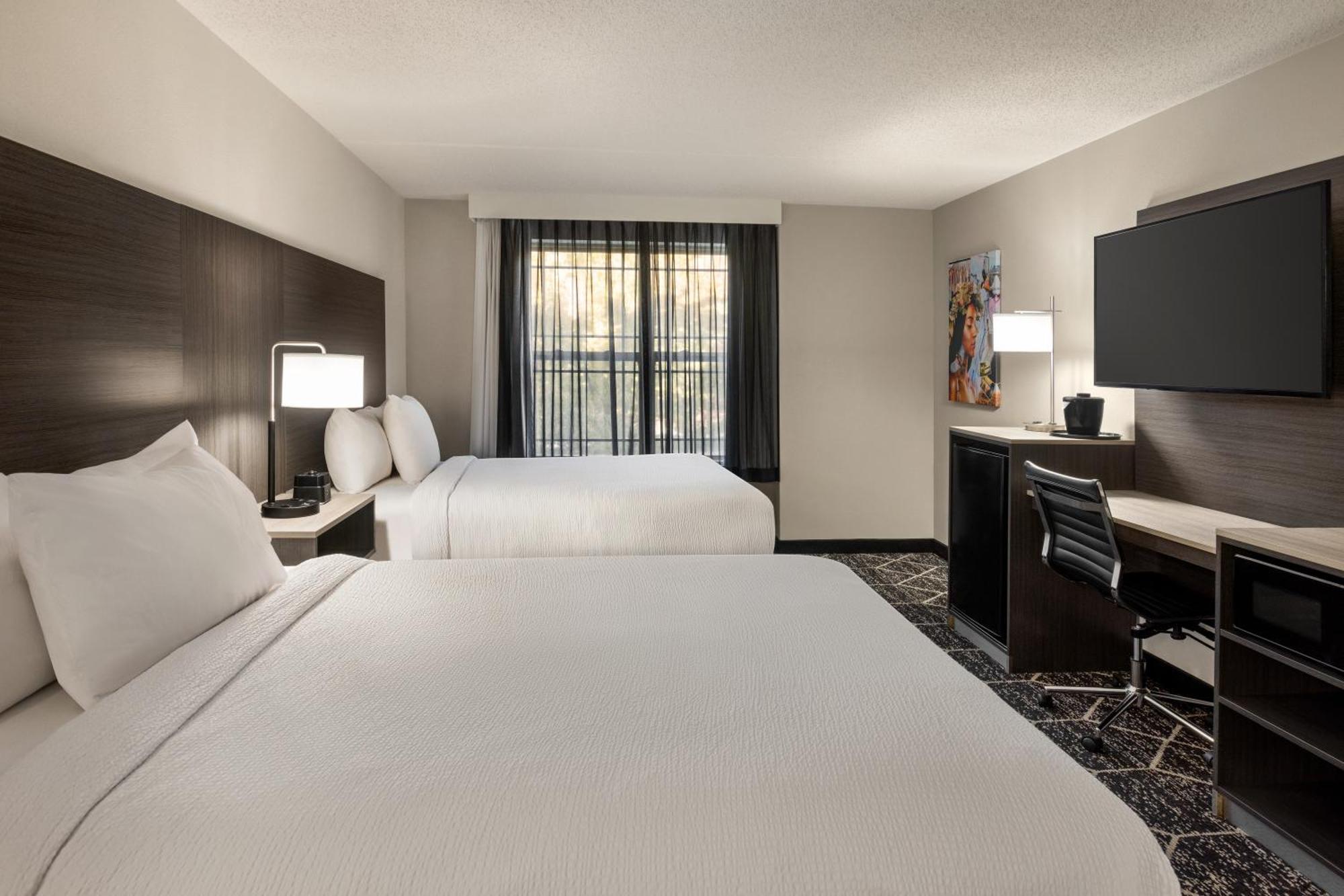 La Quinta Inn & Suites By Wyndham بحيرة جورج المظهر الخارجي الصورة