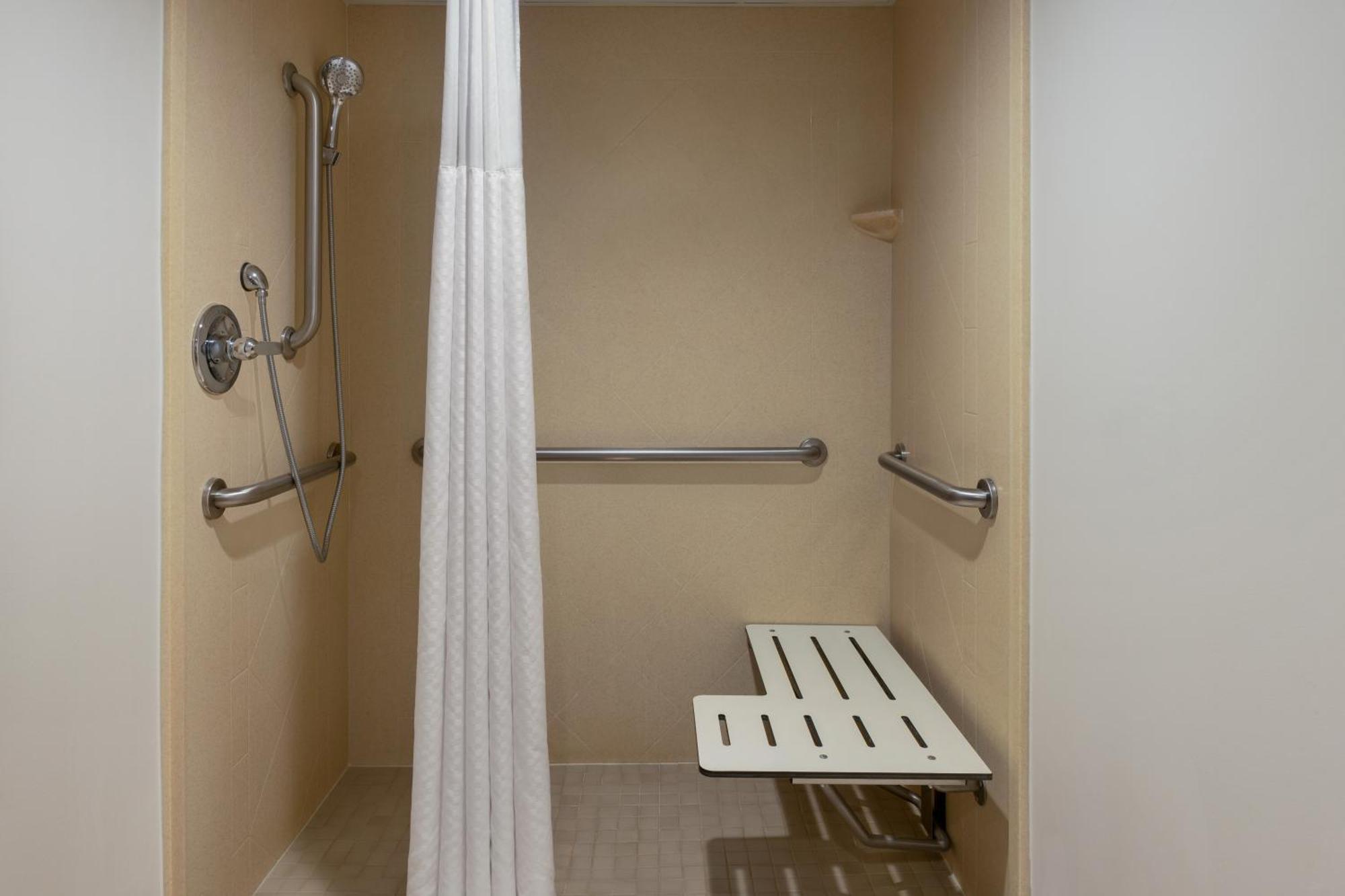 La Quinta Inn & Suites By Wyndham بحيرة جورج المظهر الخارجي الصورة