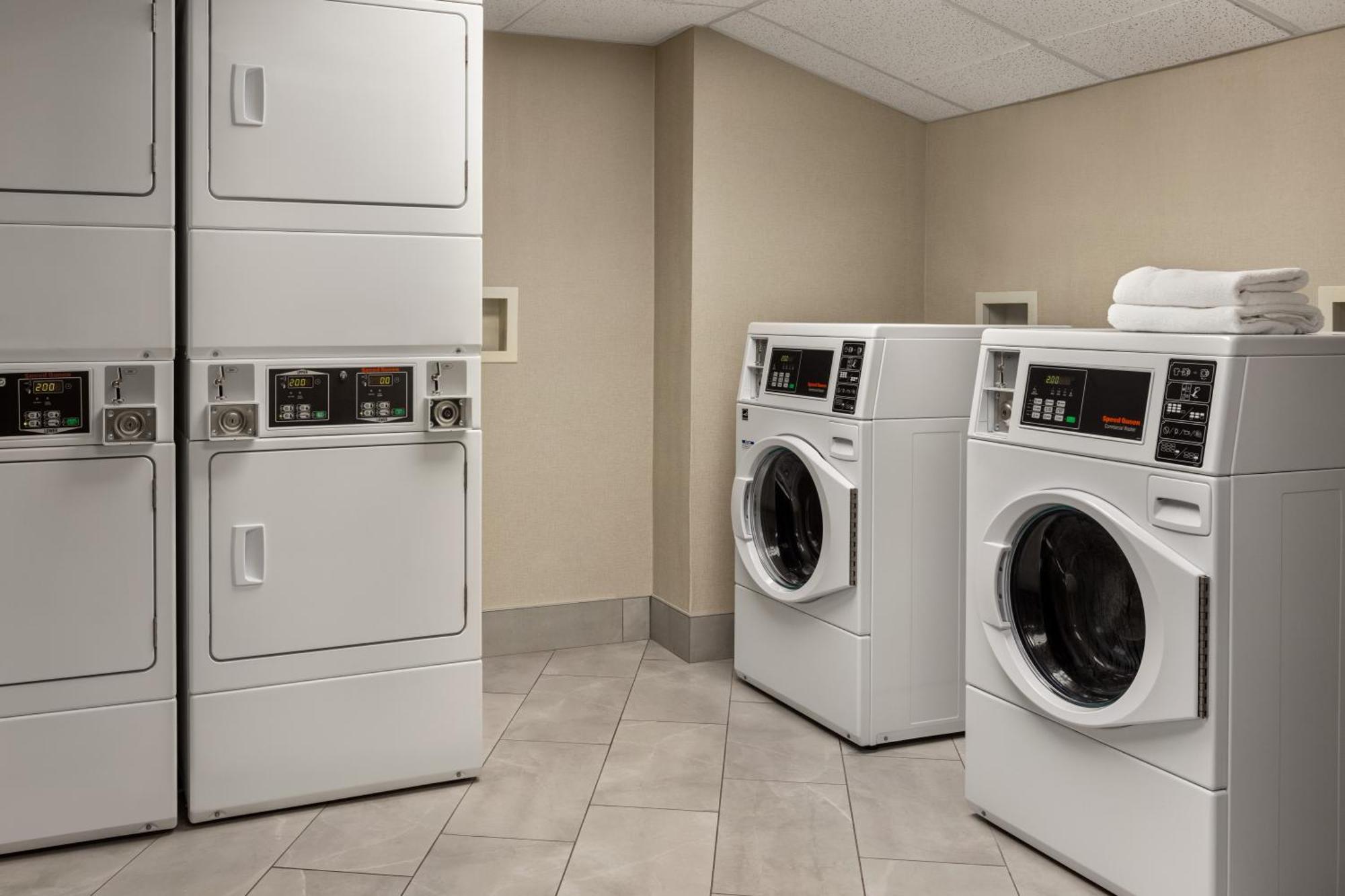 La Quinta Inn & Suites By Wyndham بحيرة جورج المظهر الخارجي الصورة