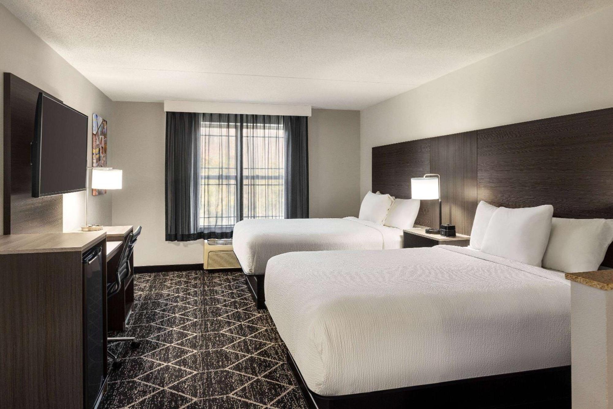 La Quinta Inn & Suites By Wyndham بحيرة جورج المظهر الخارجي الصورة