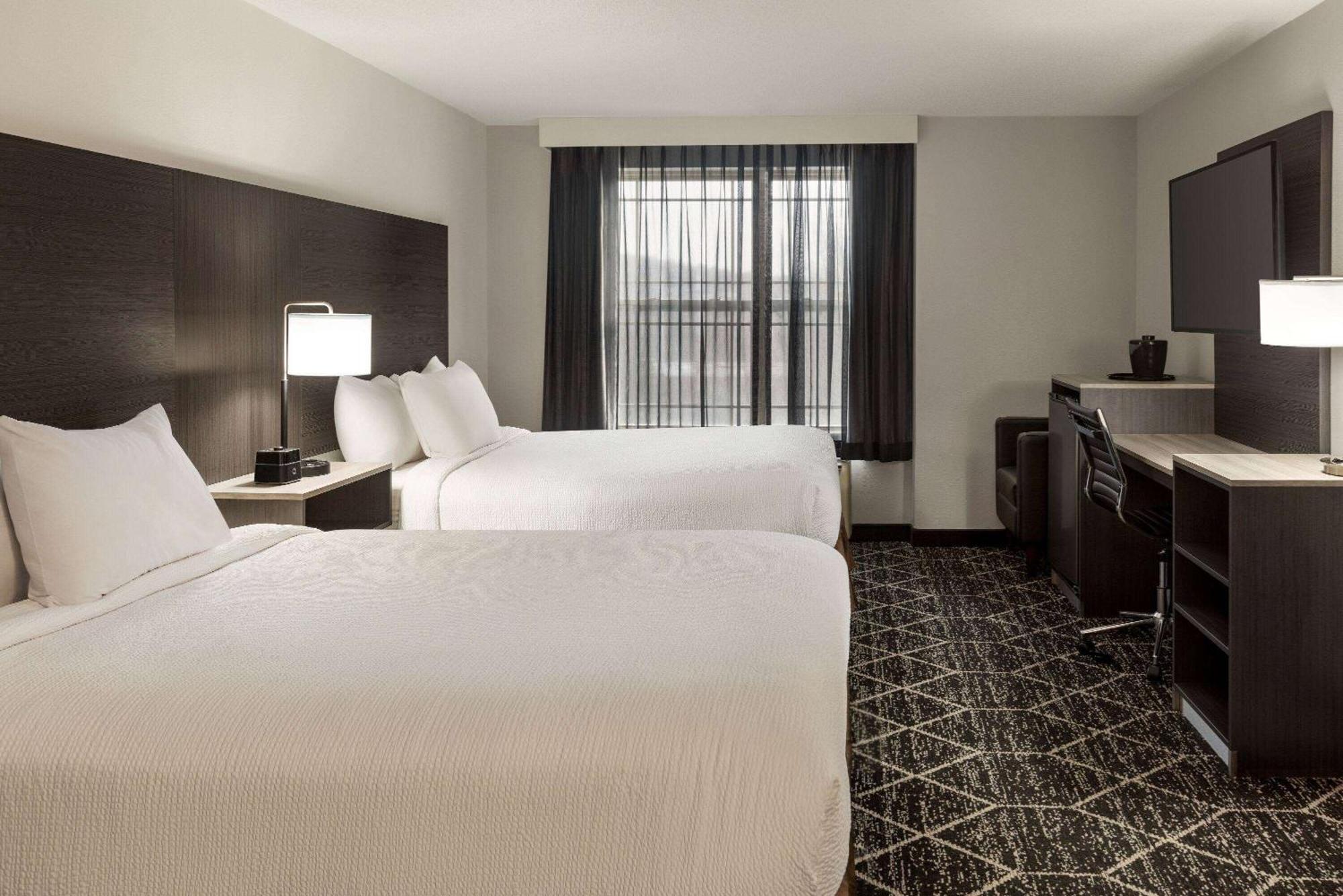 La Quinta Inn & Suites By Wyndham بحيرة جورج المظهر الخارجي الصورة