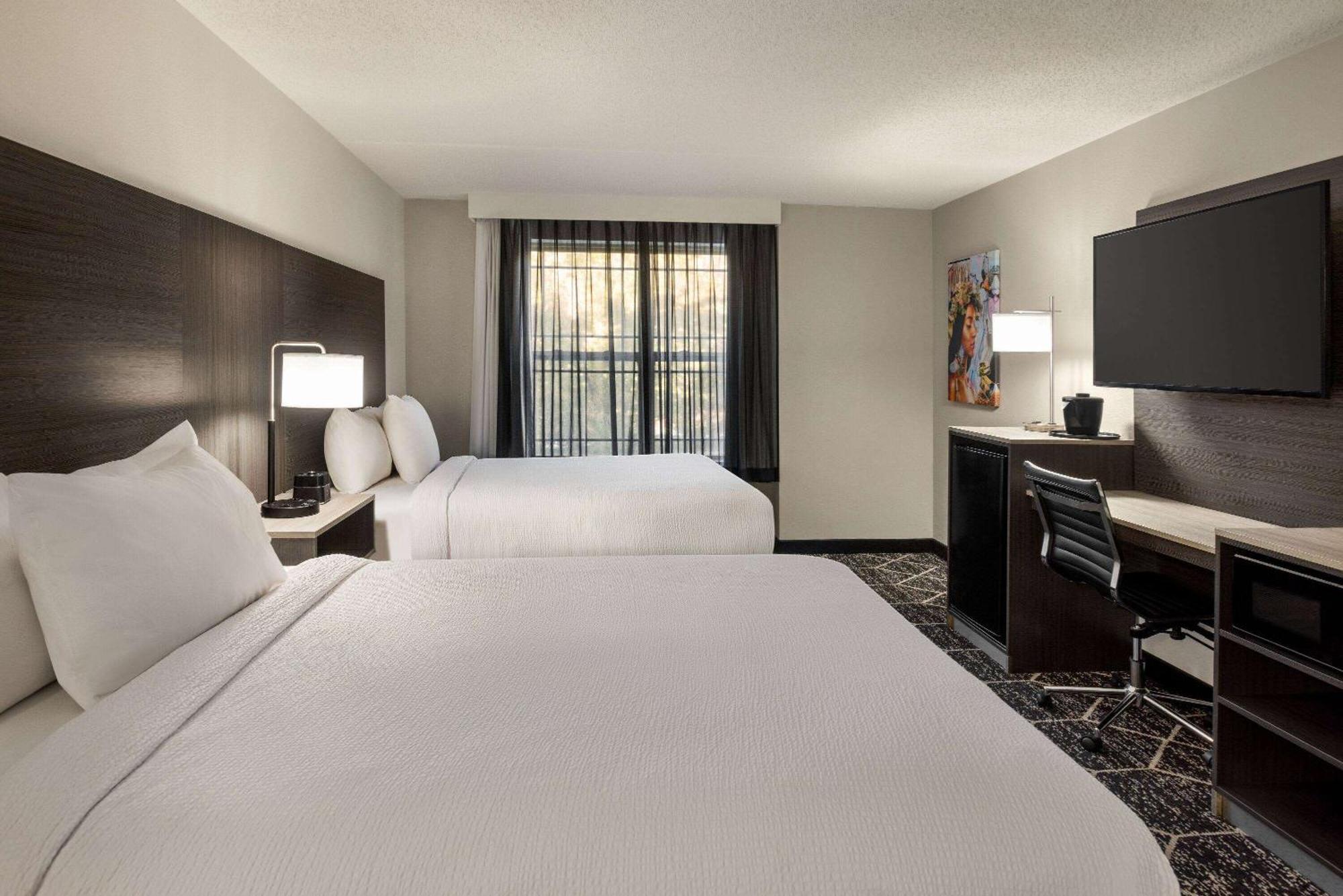 La Quinta Inn & Suites By Wyndham بحيرة جورج المظهر الخارجي الصورة
