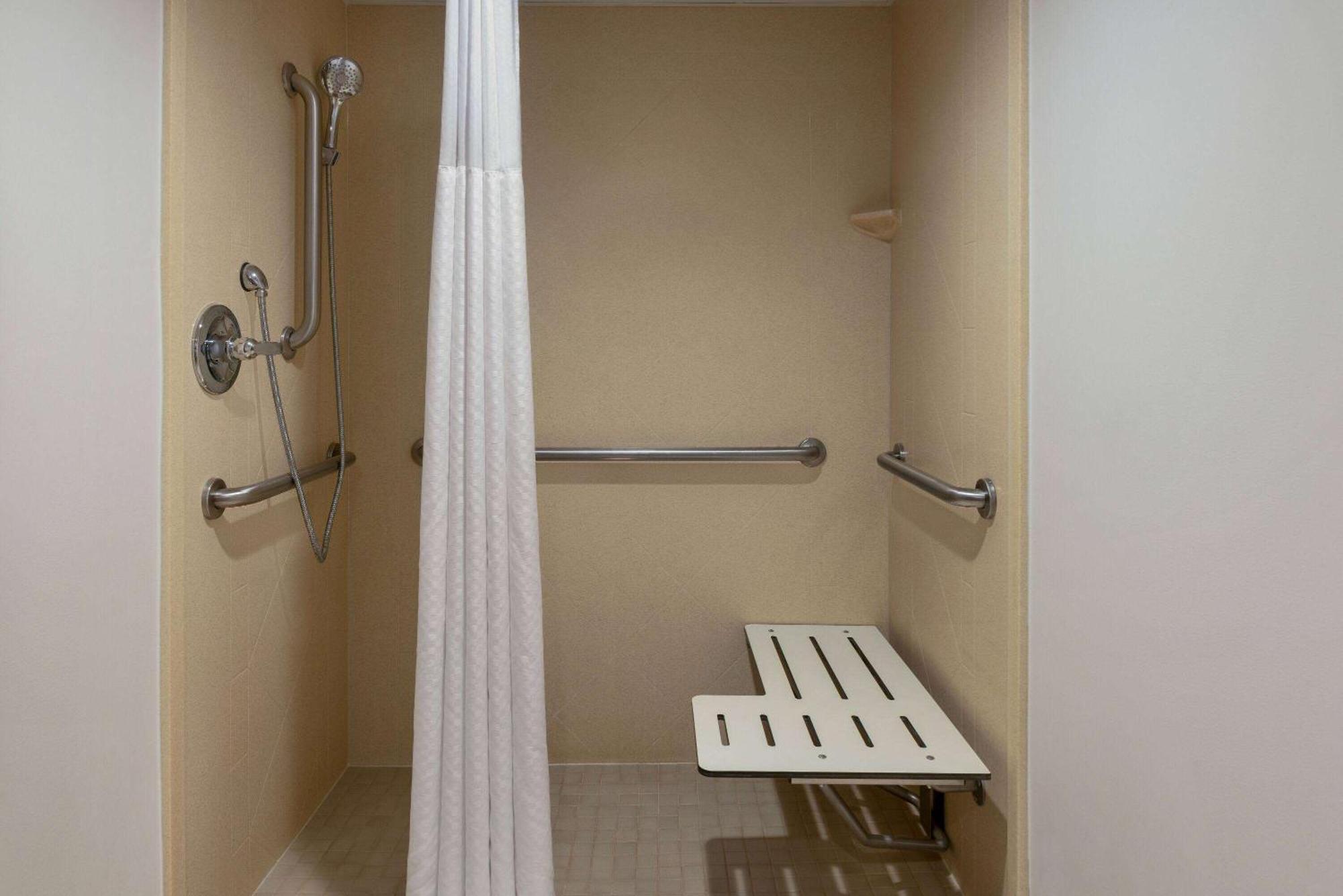 La Quinta Inn & Suites By Wyndham بحيرة جورج المظهر الخارجي الصورة
