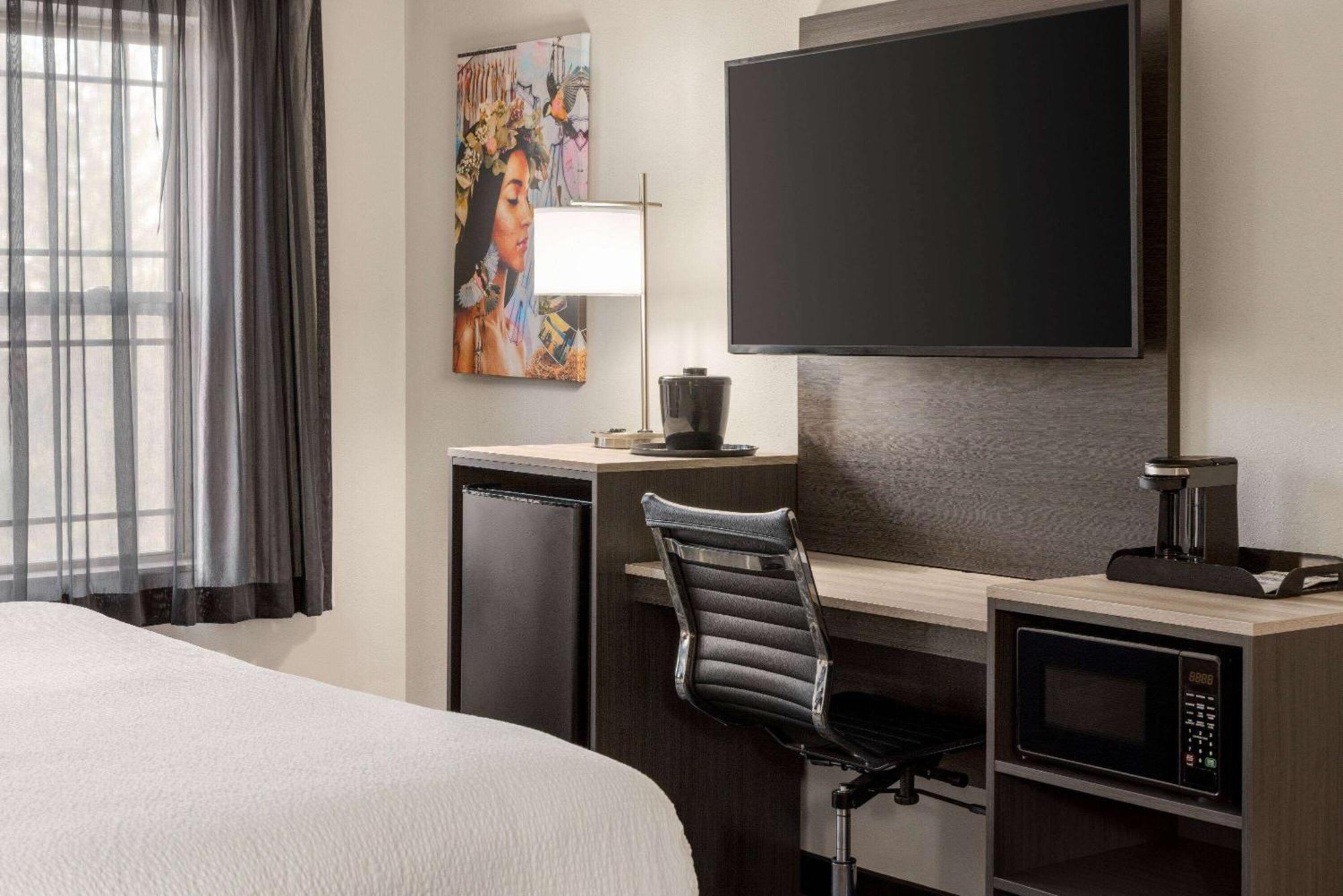 La Quinta Inn & Suites By Wyndham بحيرة جورج المظهر الخارجي الصورة