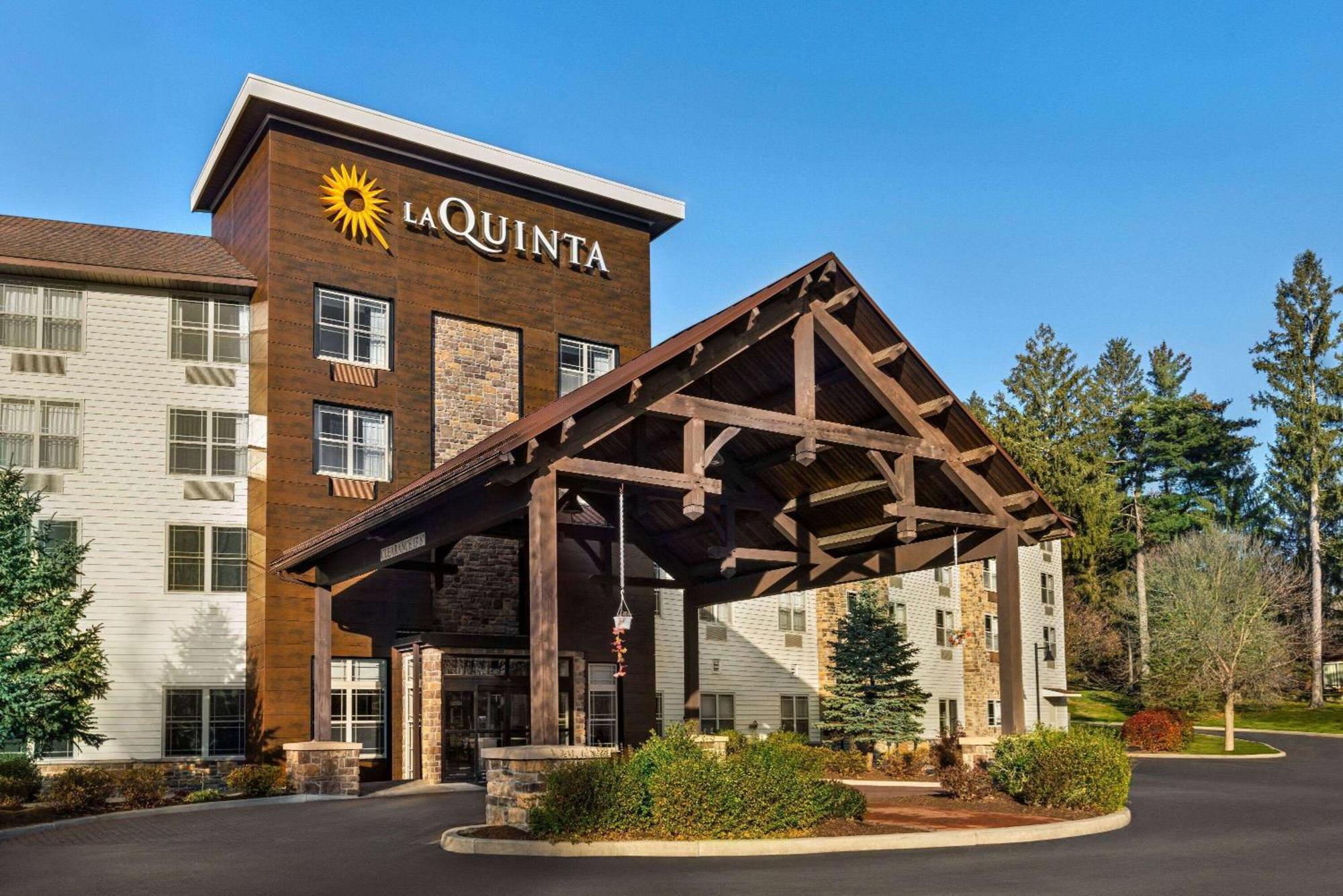 La Quinta Inn & Suites By Wyndham بحيرة جورج المظهر الخارجي الصورة