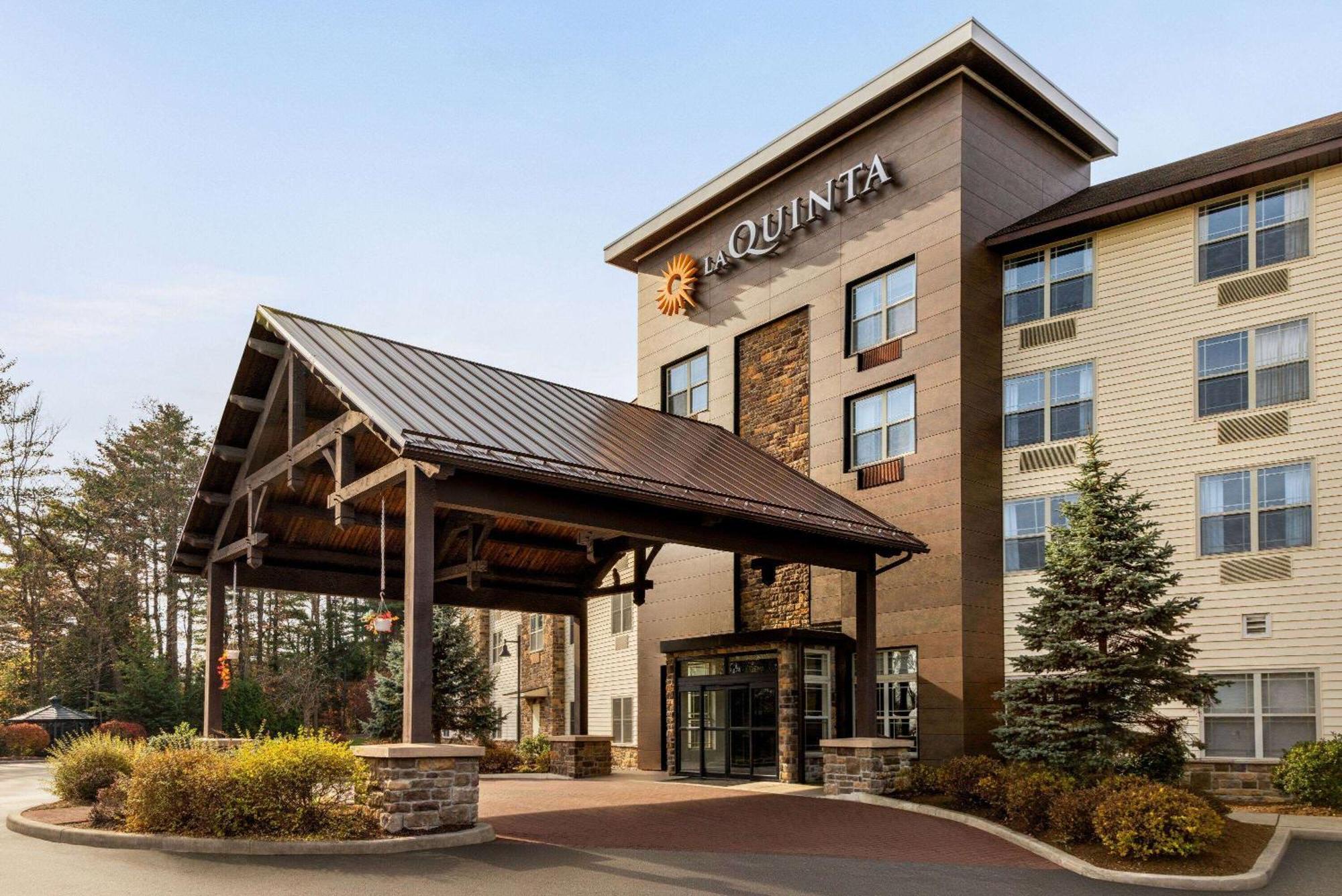 La Quinta Inn & Suites By Wyndham بحيرة جورج المظهر الخارجي الصورة