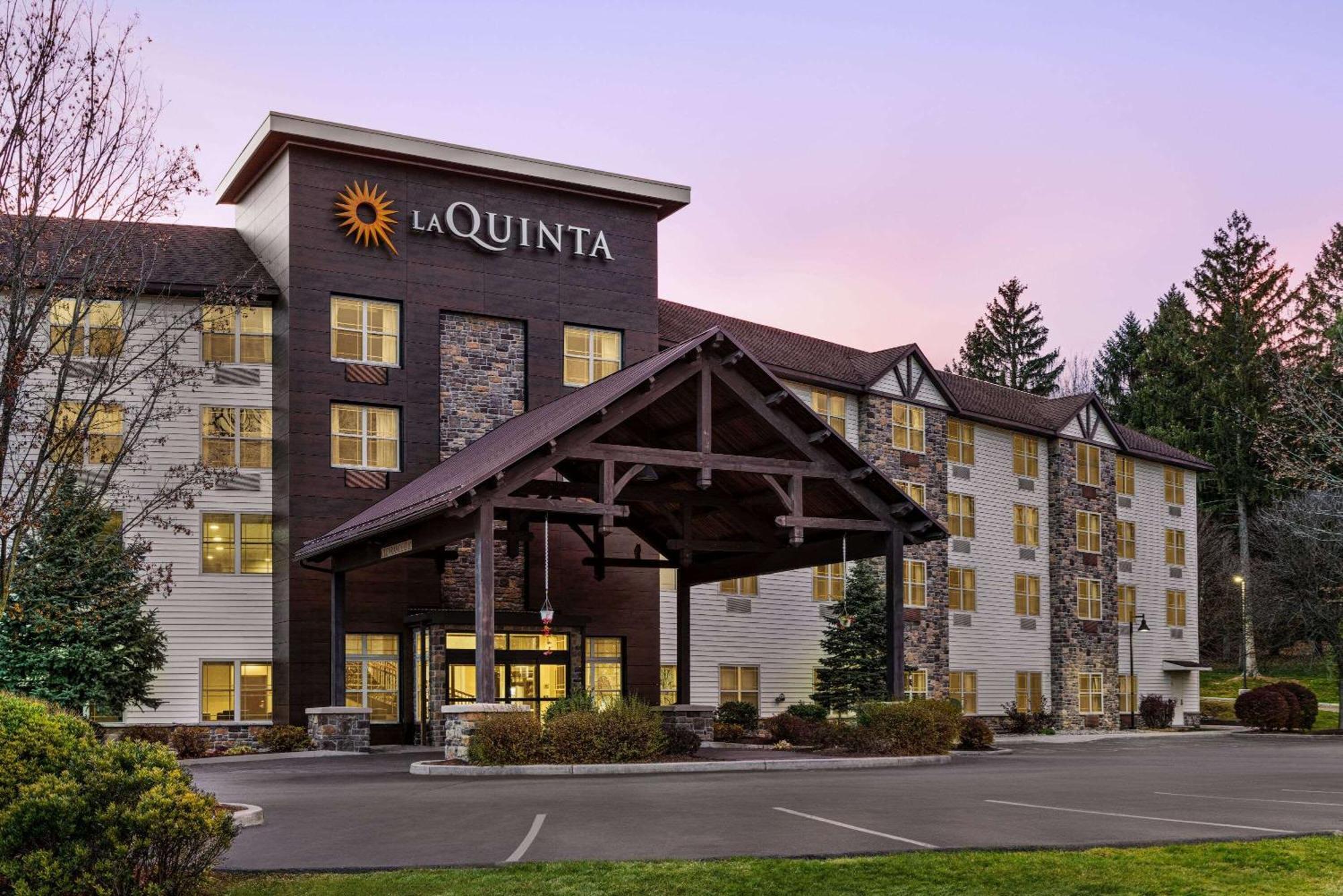 La Quinta Inn & Suites By Wyndham بحيرة جورج المظهر الخارجي الصورة